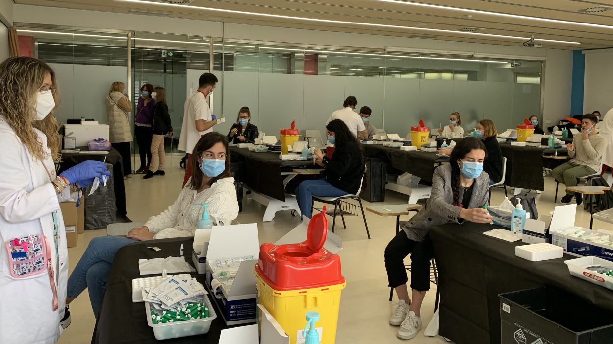 La comunitat universitària de campus de Sant Cugat passa pels cribratges contra la Covid-19