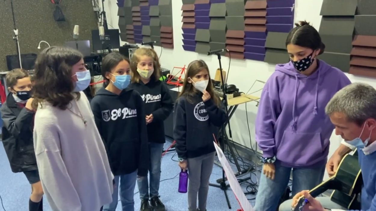Els alumnes del Coro de l'Escola del Pinar fan un videoclip per celebrar el Dia de la Mare