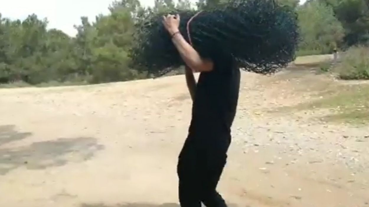 Arran arrenca un tros de tanca del camp de golf de Can Sant Joan per reivindicar que esdevingui un parc públic