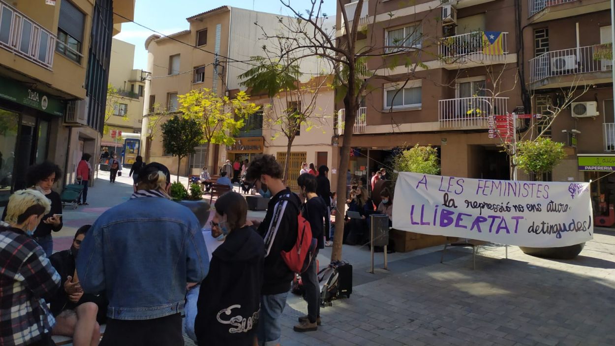 En llibertat les joves de #8MilMotius detingudes