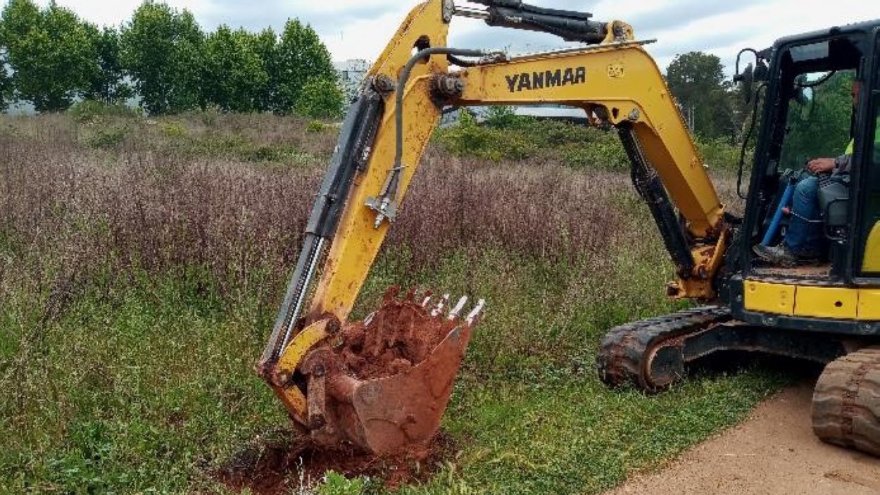 En marxa la instal·lació de l'enllumenat del caminet escolar de l'Avenç