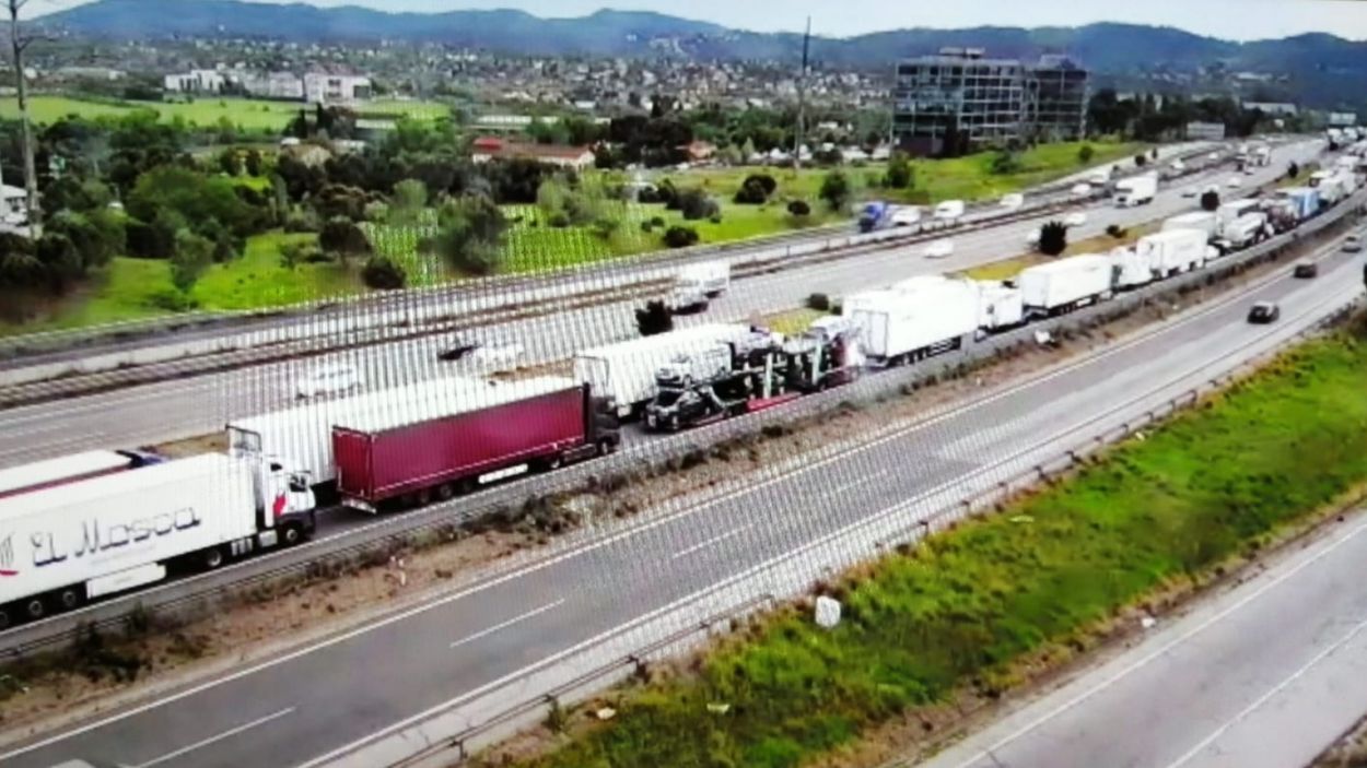 Dos morts en un xoc entre un turisme i una furgoneta a l'AP-7 a Sant Cugat