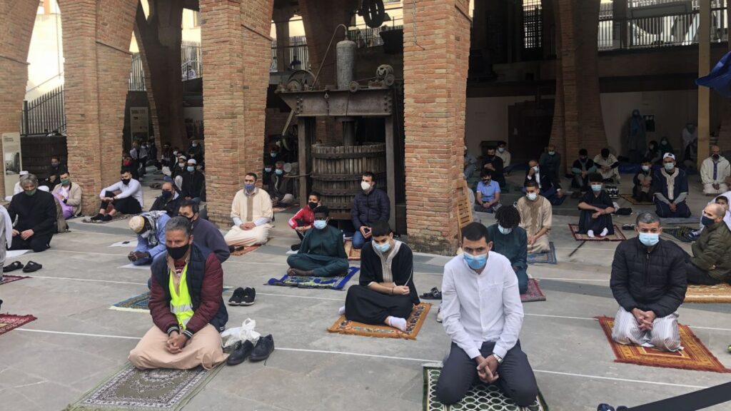Alt: La comunitat musulmana de Sant Cugat celebra el final del Ramadà