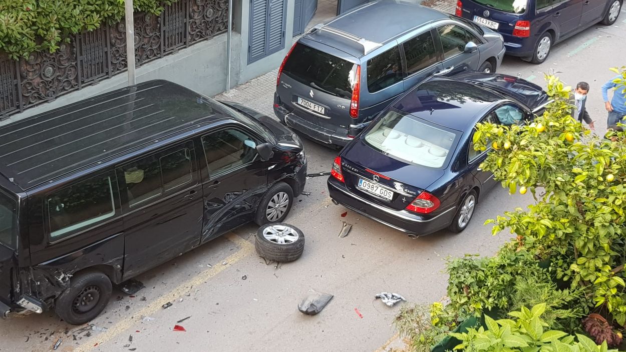 Xoca contra tres vehicles estacionats i dona positiu en alcoholèmia