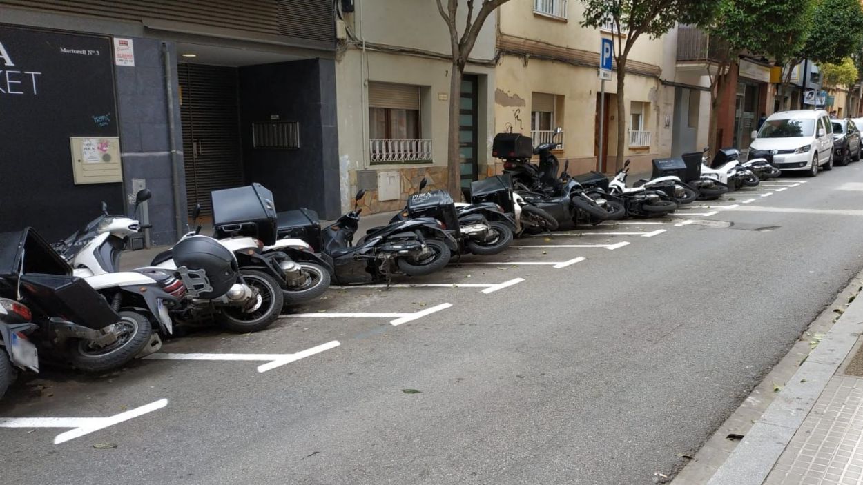 18 motos tumbades al centre de Sant Cugat per una bretolada