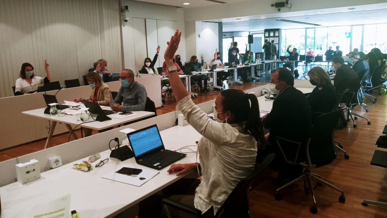 Ajuts a famílies nombroses, la convivència entre cotxes i bicis i un ple per debatre sobre l'estat de la ciutat, al torn de precs i preguntes