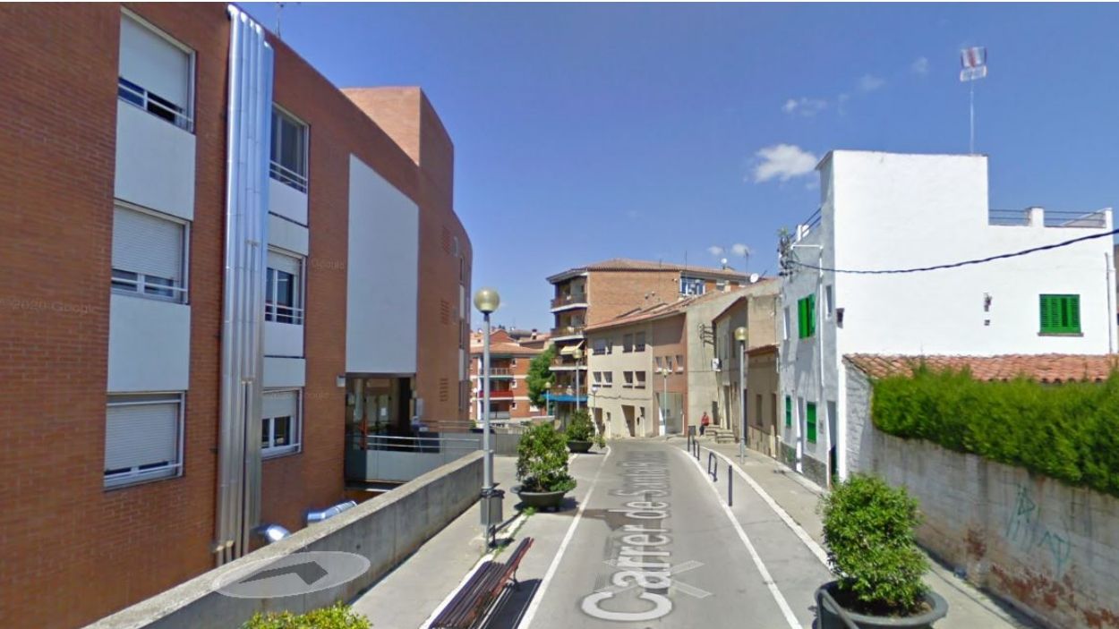 Jardineres enlloc de pilones per evitar que els vehicles aparquin a la zona de vianants del carrer Santa Rosa