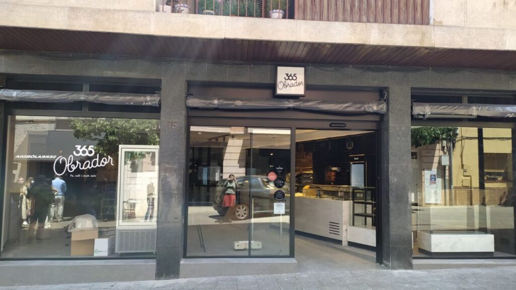 Alt: La cadena de forns de pa 365 Obrador obre un segon local a Sant Cugat, al carrer Valldoreix