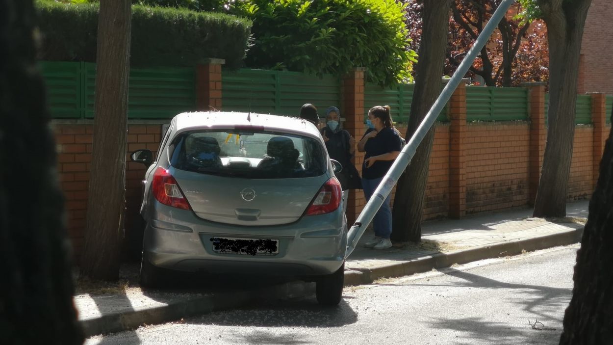 Tallen el carrer La Mina perquè un cotxe s'estavella contra un mur i un fanal