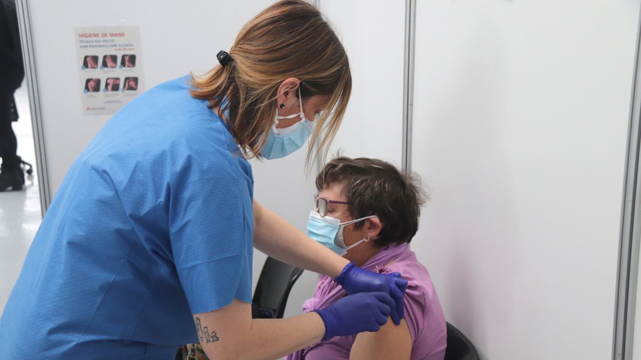 Sánchez aprova la tercera dosi de la vacuna per als majors de 60 anys