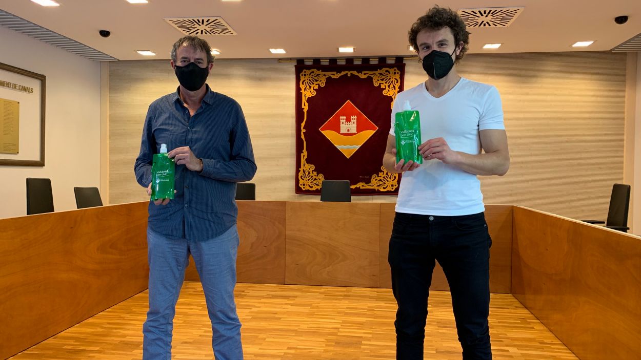 Valldoreix donarà 1.000 ampolles plegables més per netejar els orins dels gossos a la via pública