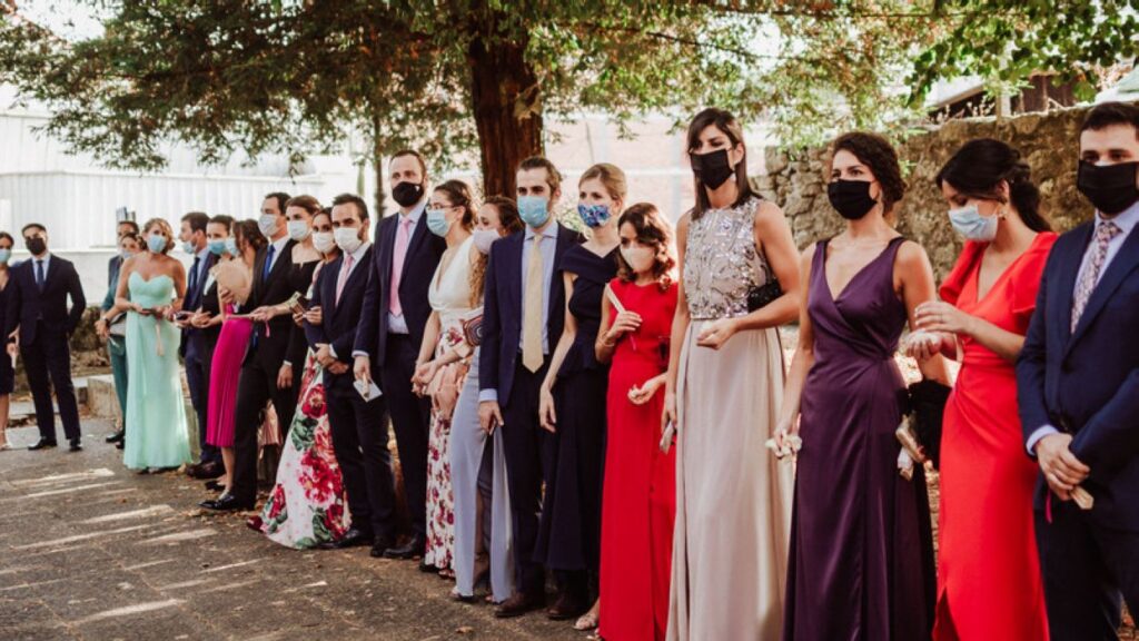 Alt: Dir 'sí vull' amb mascareta