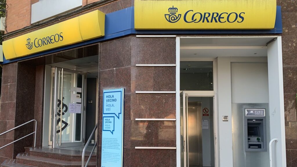 Alt: Correus instal·la un caixer automàtic a l'oficina de Sant Cugat