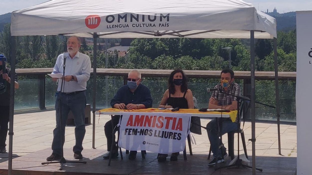 Òmnium Sant Cugat continua la lluita per l'amnistia amb la recollida de més de 3.000 signatures