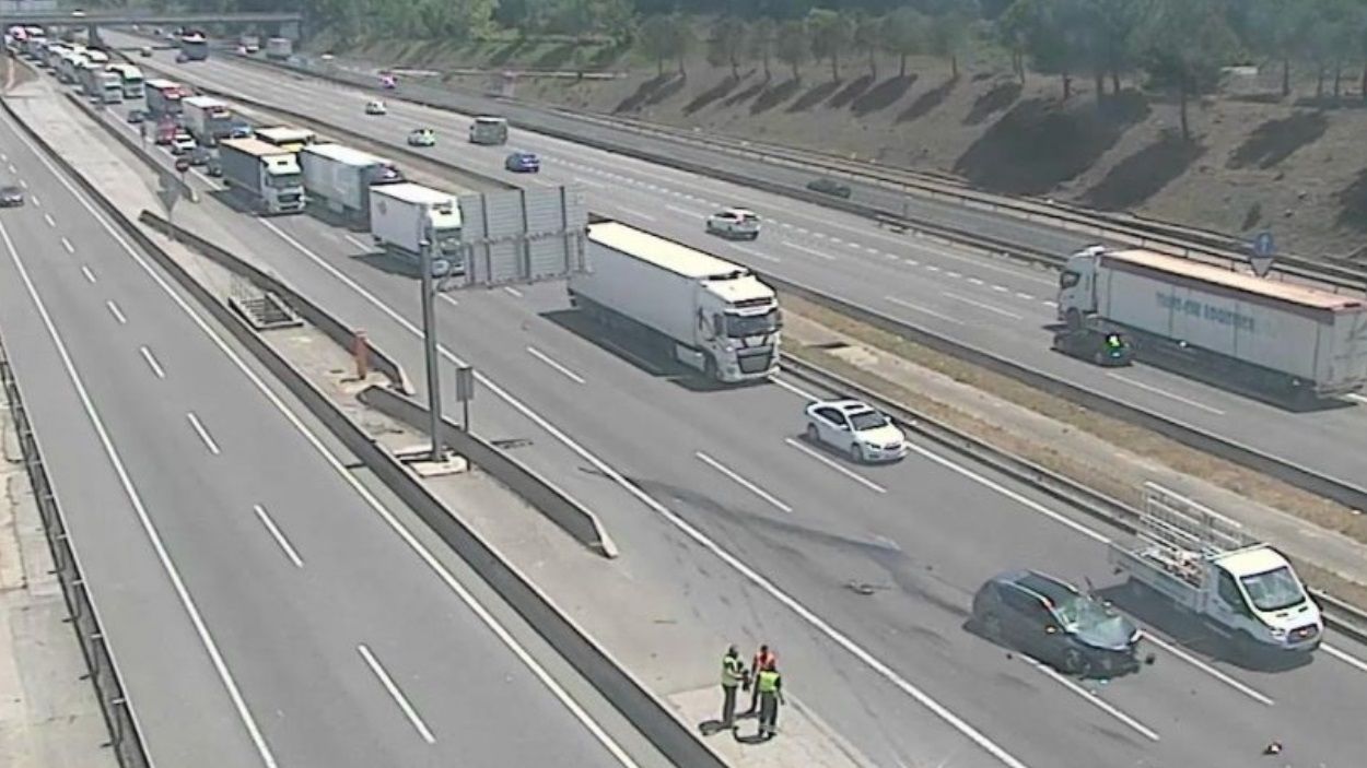 Un accident a l'AP-7 a Sant Cugat ha causat fins a vuit quilòmetres de retencions