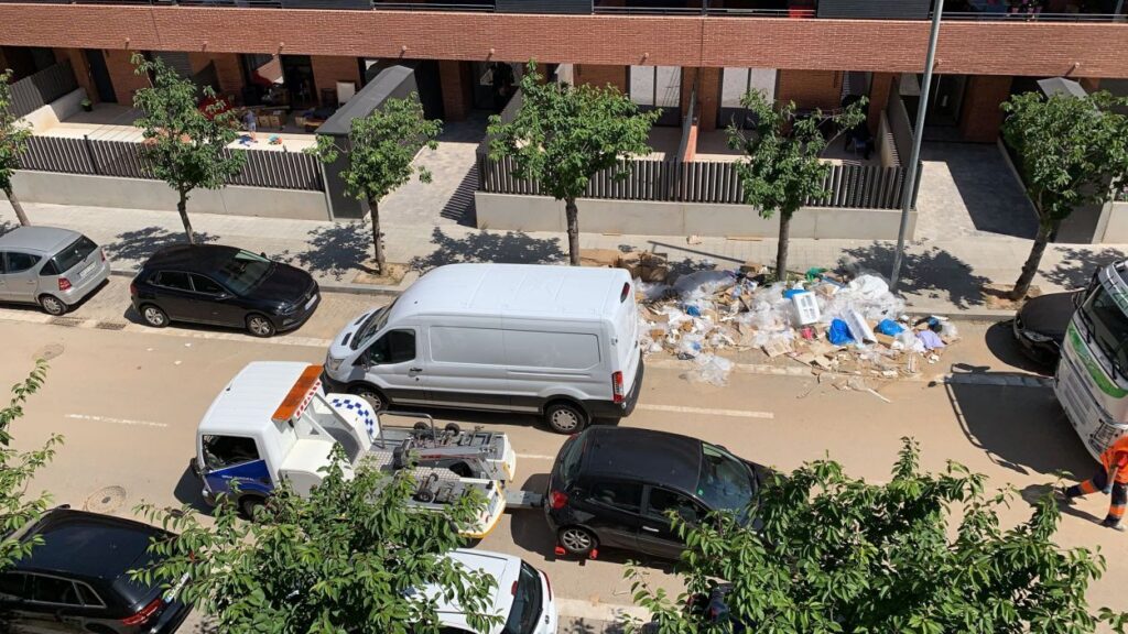 Alt: [Fotodenúncia] Escombraries al carrer de Ramon Mas