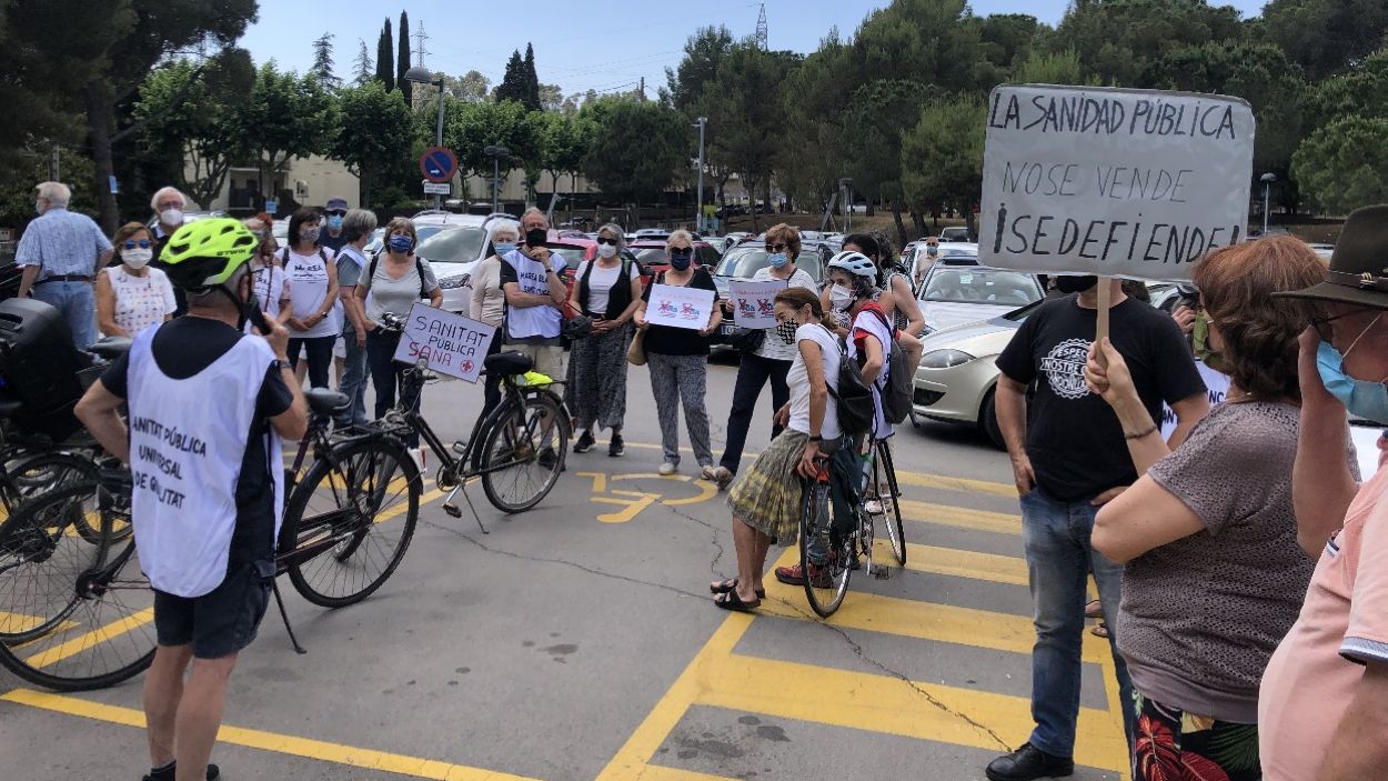 Una marxa de desenes de cotxes i bicicletes defensa per Sant Cugat una sanitat 100% pública