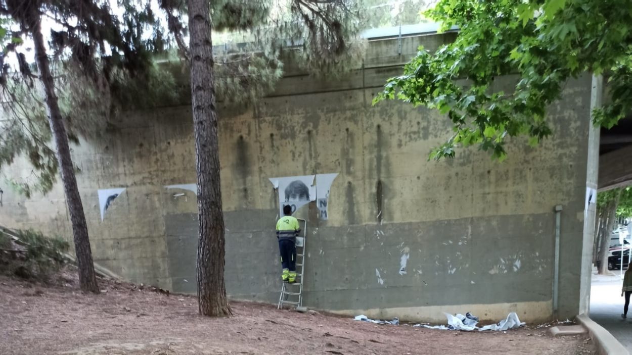 Enretiren el mural reivindicatiu #novullmarxar el mateix dia de la seva col·locació