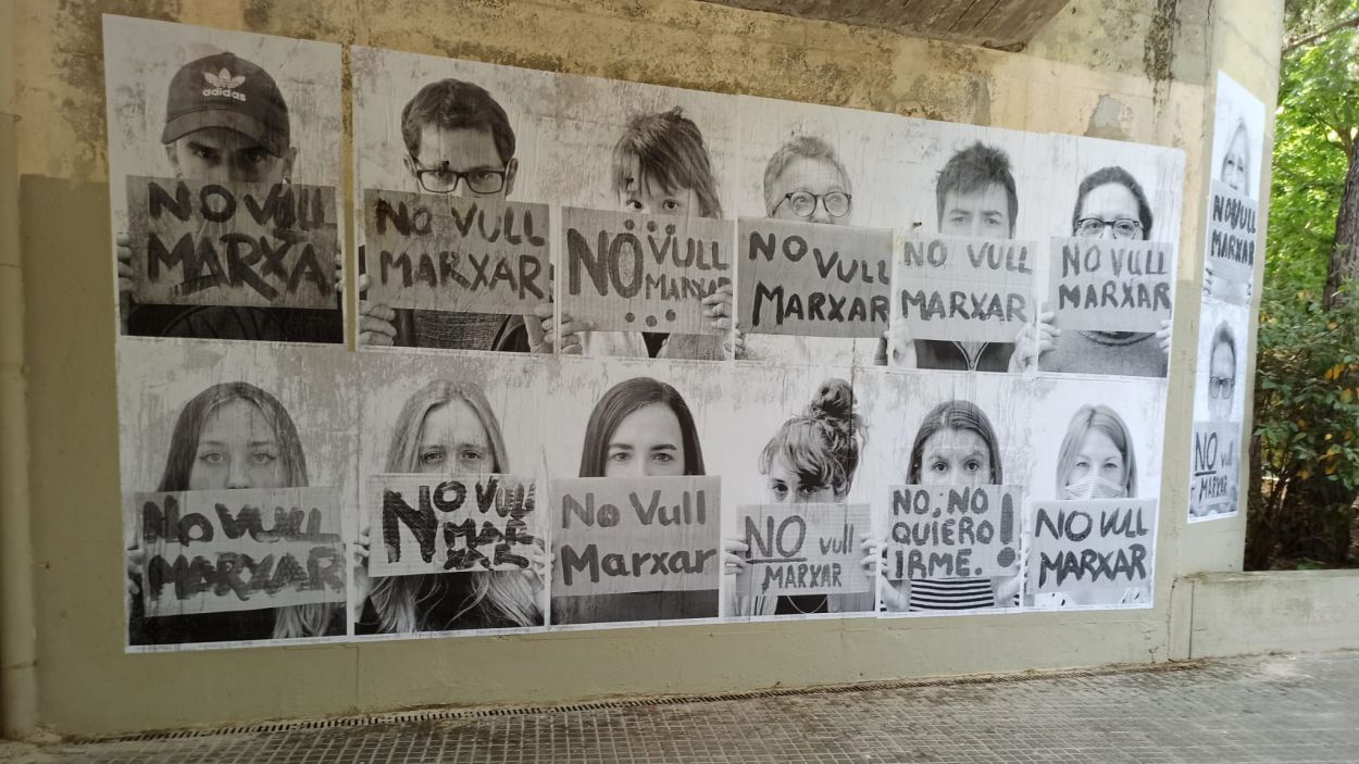 Dilluns es recol·locarà el mural #NoVullMarxar al pont del Parc Central