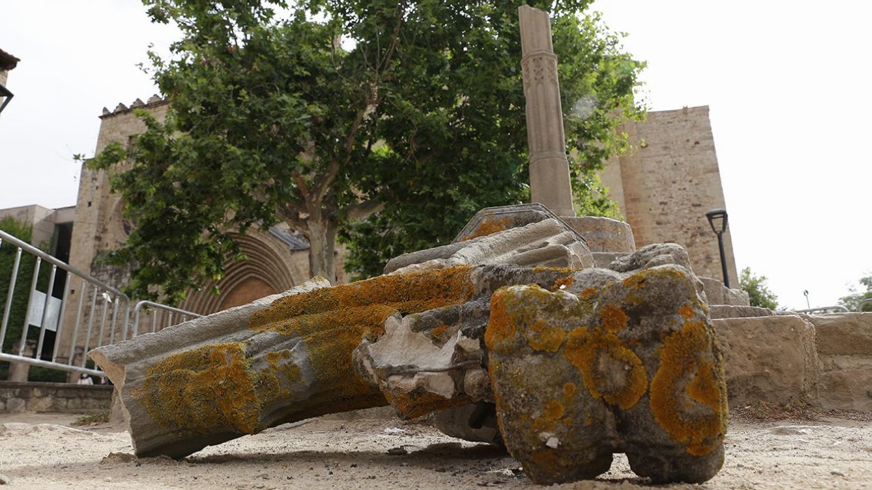 Destrossen el monòlit de la Creu de Terme, a l'entrada del Monestir
