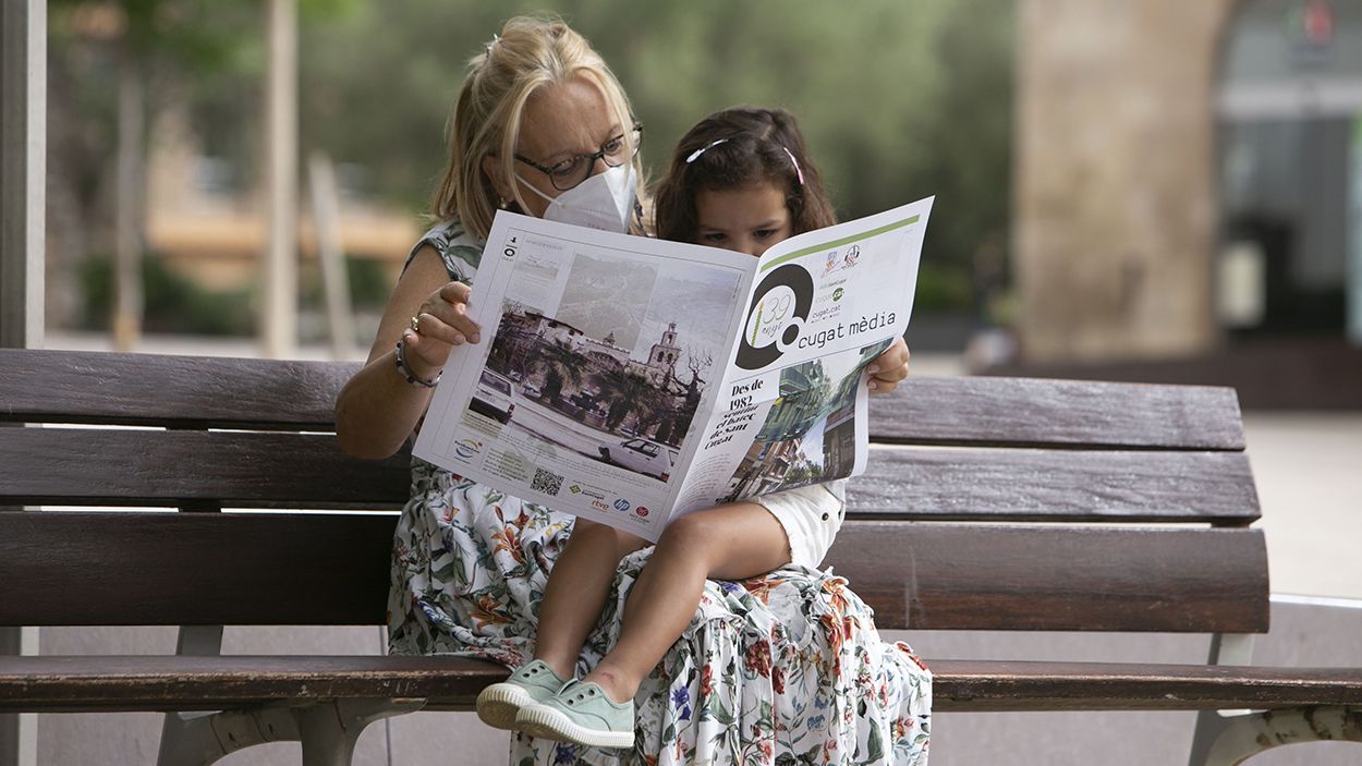 Cugat Mèdia reparteix un diari especial en paper per celebrar els 39 anys