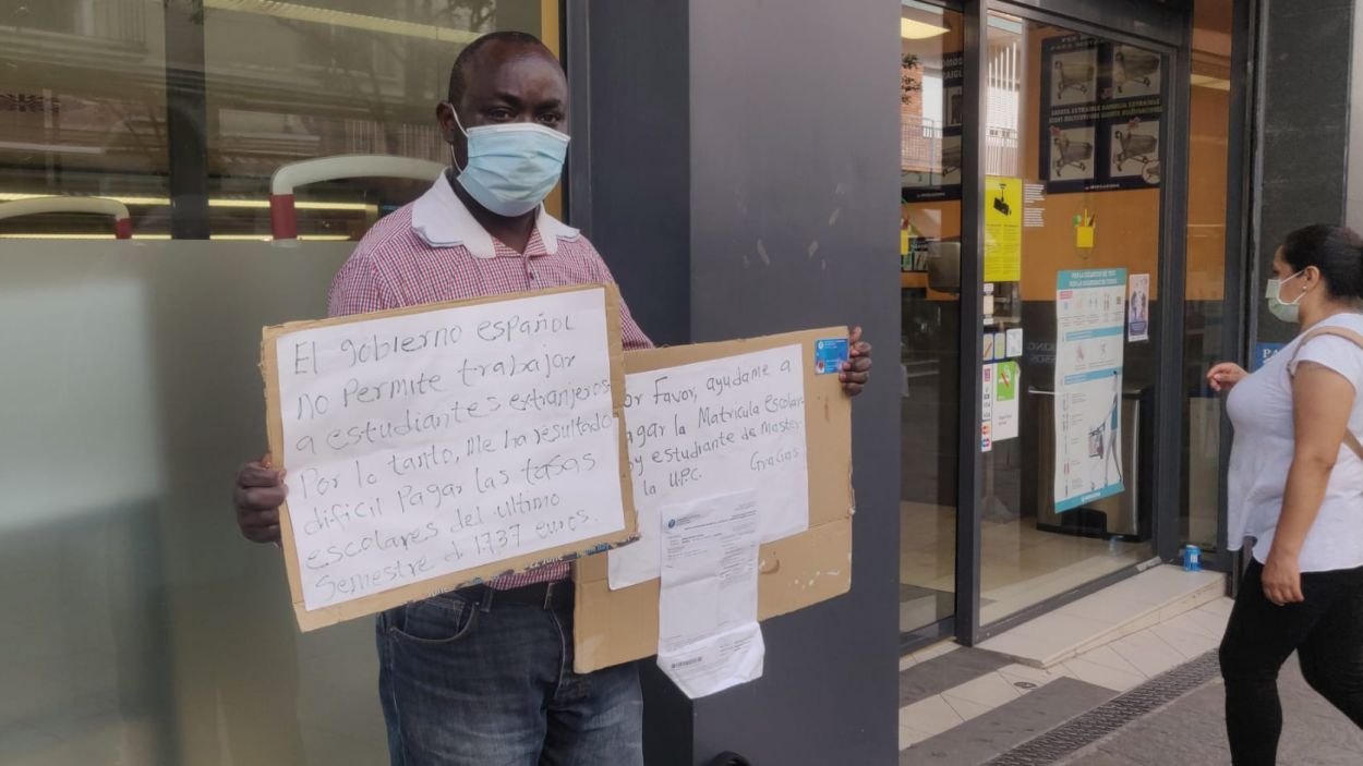 Un estudiant de màster de la UPC demana ajuda en un supermercat per pagar l'últim semestre