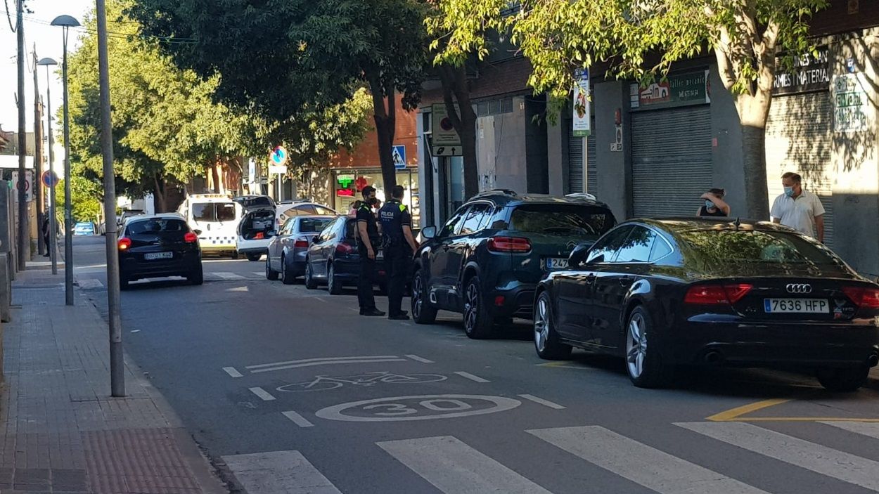 Un conductor begut es dona a la fuga després de xocar contra un altre cotxe