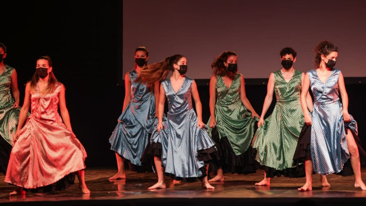 La plaça de l'Om vibra amb l'Esbart Dansaire