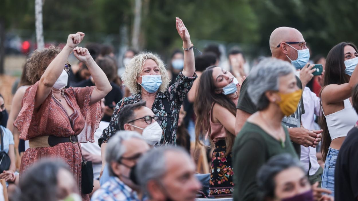 El risc de rebrot es duplica en una setmana després de l'eliminació de la mascareta obligatòria