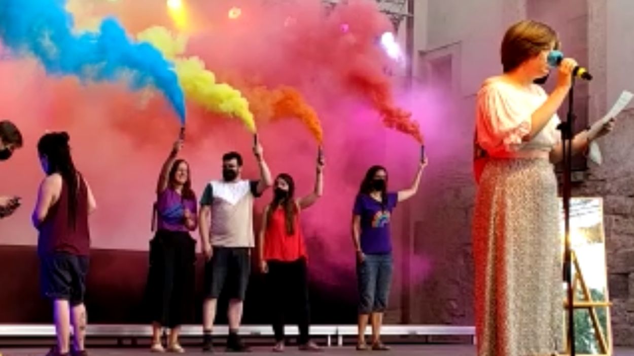 El Dia de l'Orgull pinta la plaça de l'Om amb els colors de la bandera LGBTI