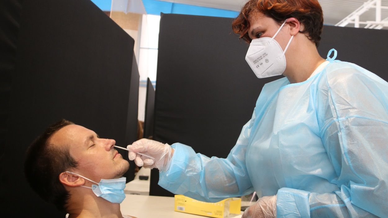 Els contactes de persones contagiades amb la variant òmicron hauran de fer quarantena encara que estiguin vacunats