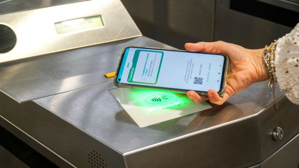 La T-Mobilitat posa a prova la validació amb el telèfon mòbil