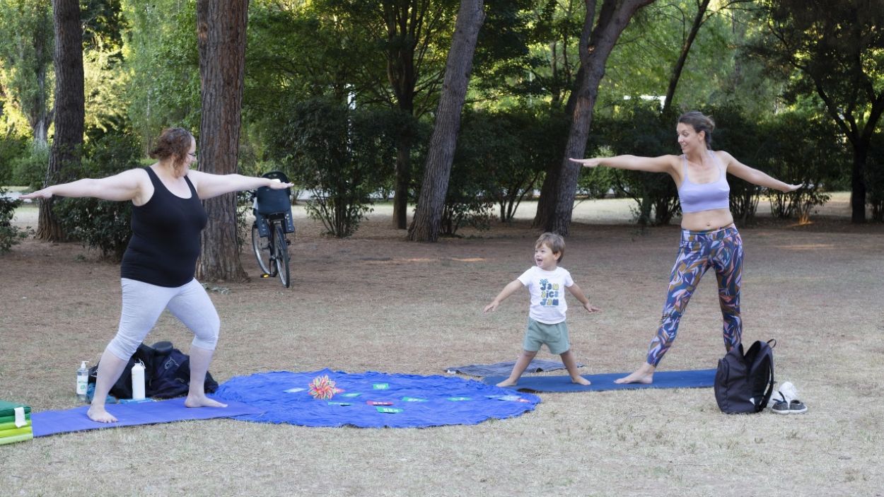 Ioga en família: aprenentatge mutu entre adults i infants