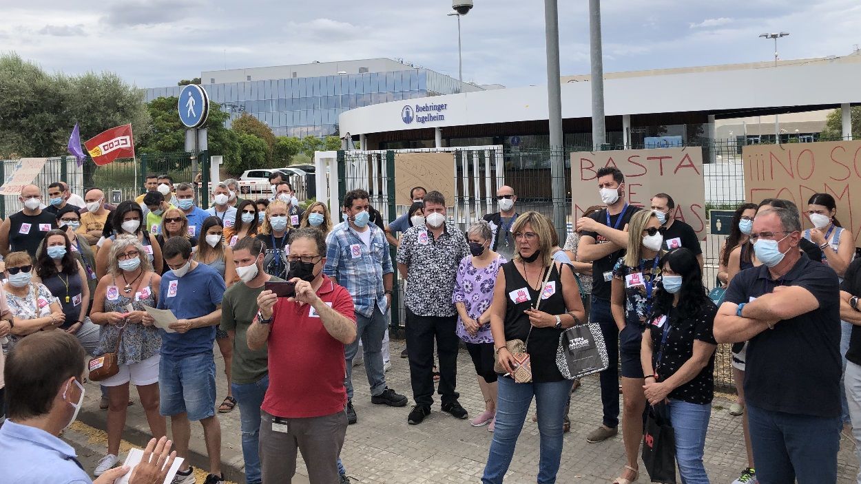 Un centenar de treballadors de Boehringer Ingelheim Sant Cugat reclama renegociar els 15 acomiadaments