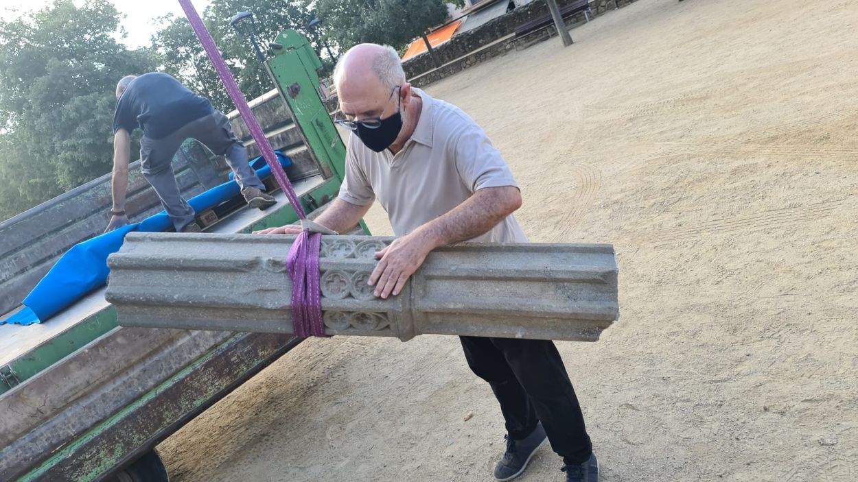 Desmunten el fust de la Creu de Terme per iniciar la restauració