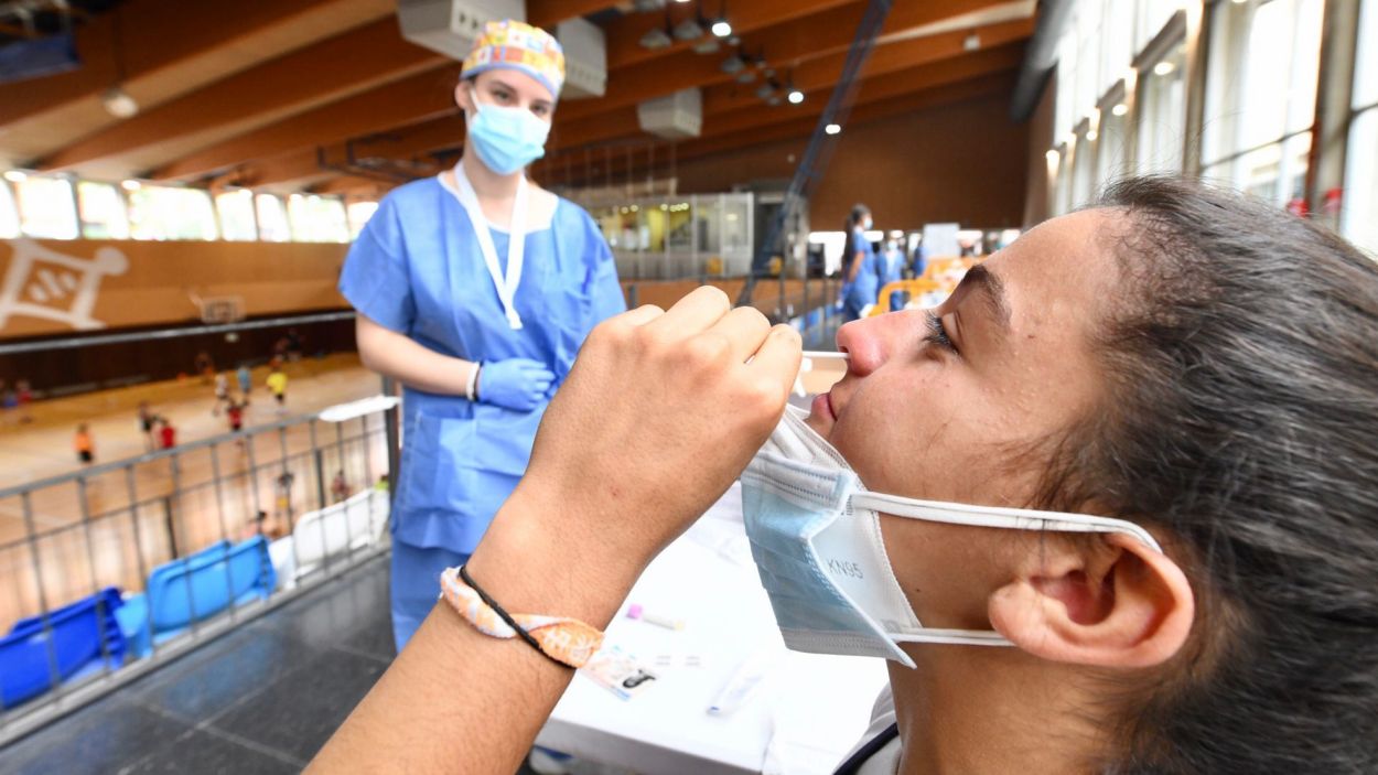 S'amplia la franja d'edat del cribratge massiu per la baixa afluència de participants