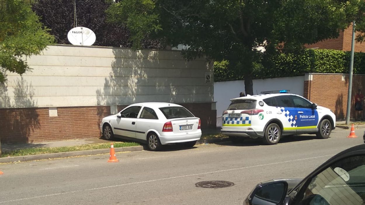 Un cotxe xoca contra el mur d'uns habitatges del carrer de Salvador Espriu
