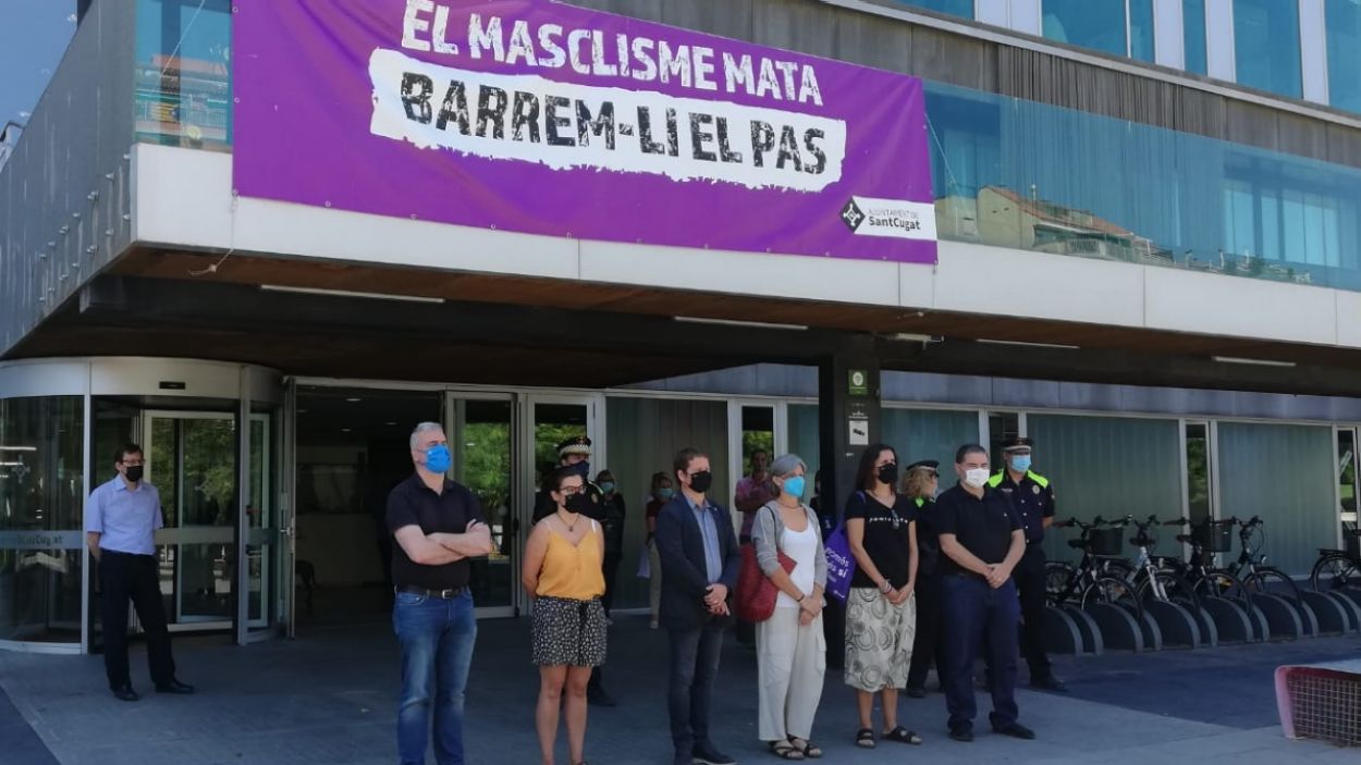 Sant Cugat condemna amb un minut de silenci el feminicidi de Sant Vicenç de Castellet