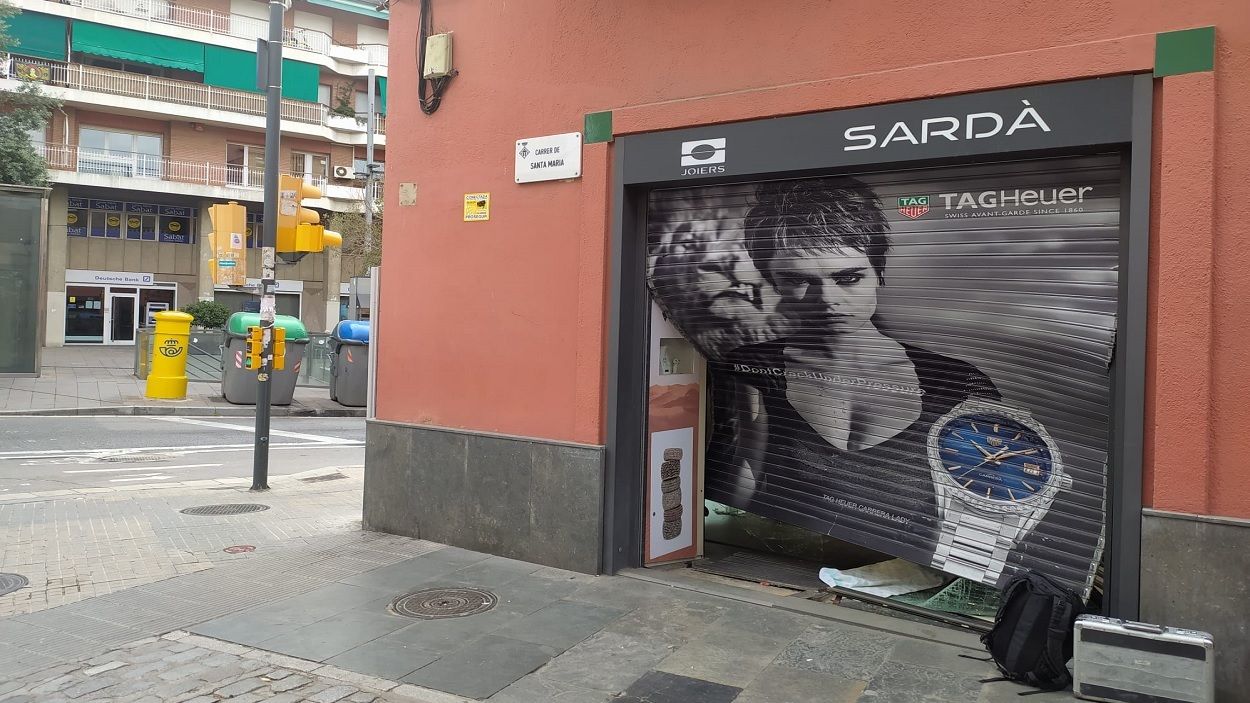 Robatori amb encastament de cotxe a un comerç del carrer Santa Maria