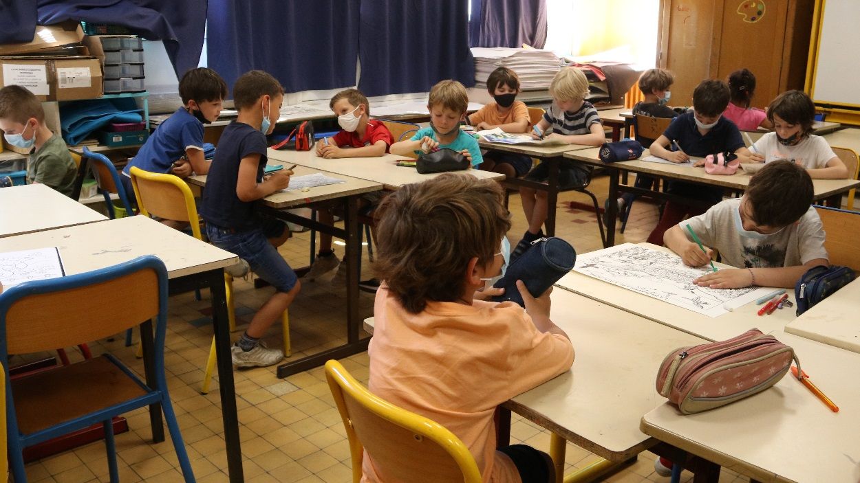 L'alumnat amb pauta completa de vacunació no s'haurà de confinar encara que sigui contacte estret d'un positiu