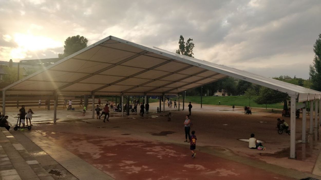 La carpa del parc de Ramon Barnils estarà instal·lada fins al Nadal