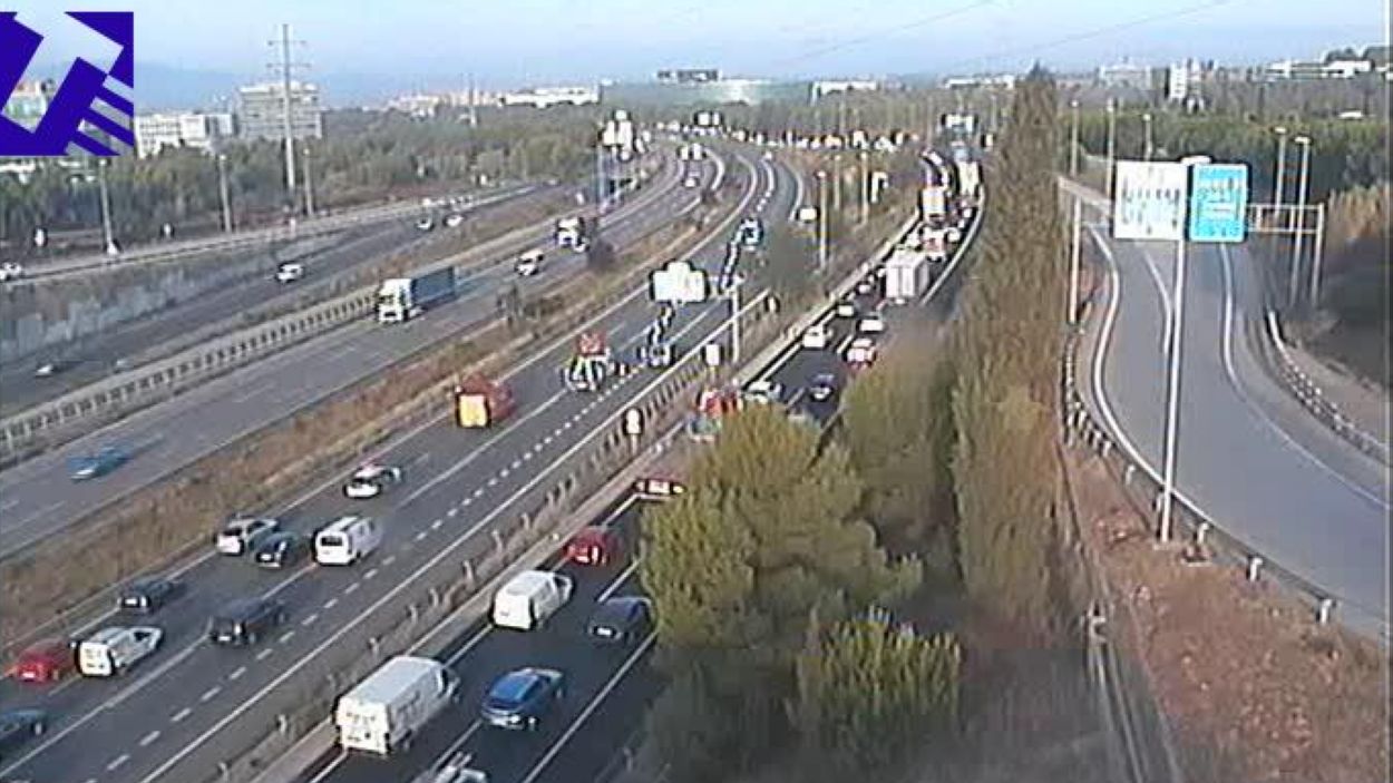 Matí de cues a l'AP-7 per culpa del camió incendiat dimarts a la tarda