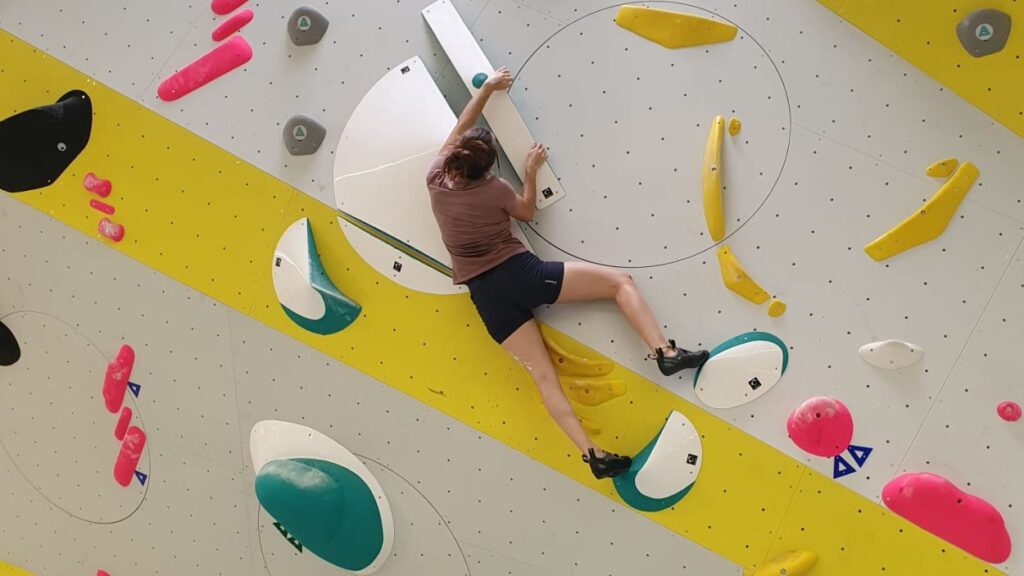 Alt: El rocòdrom de Flashh Barcelona obre les portes a Sant Cugat als amants de l'escalada en bloc