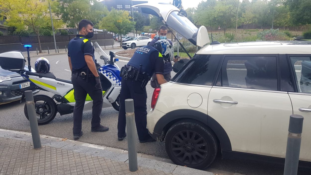 Detenen tres homes per robar un portàtil de dins d'un cotxe a l'avinguda Via Augusta