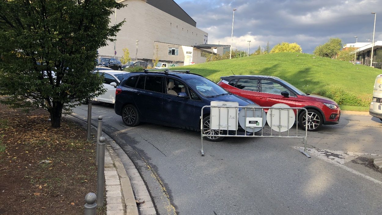 Cues i confusió en el primer matí amb tall de trànsit a l'entorn de l'escola Europa