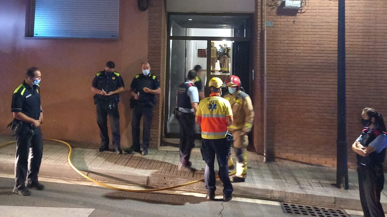 Desallotgen de matinada un edifici per un incendi en una cuina