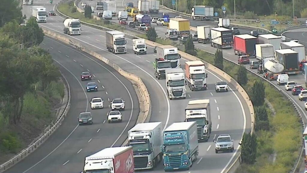 Alt: Fins a 11 quilòmetres de retencions per un accident a l'AP-7 a Sant Cugat
