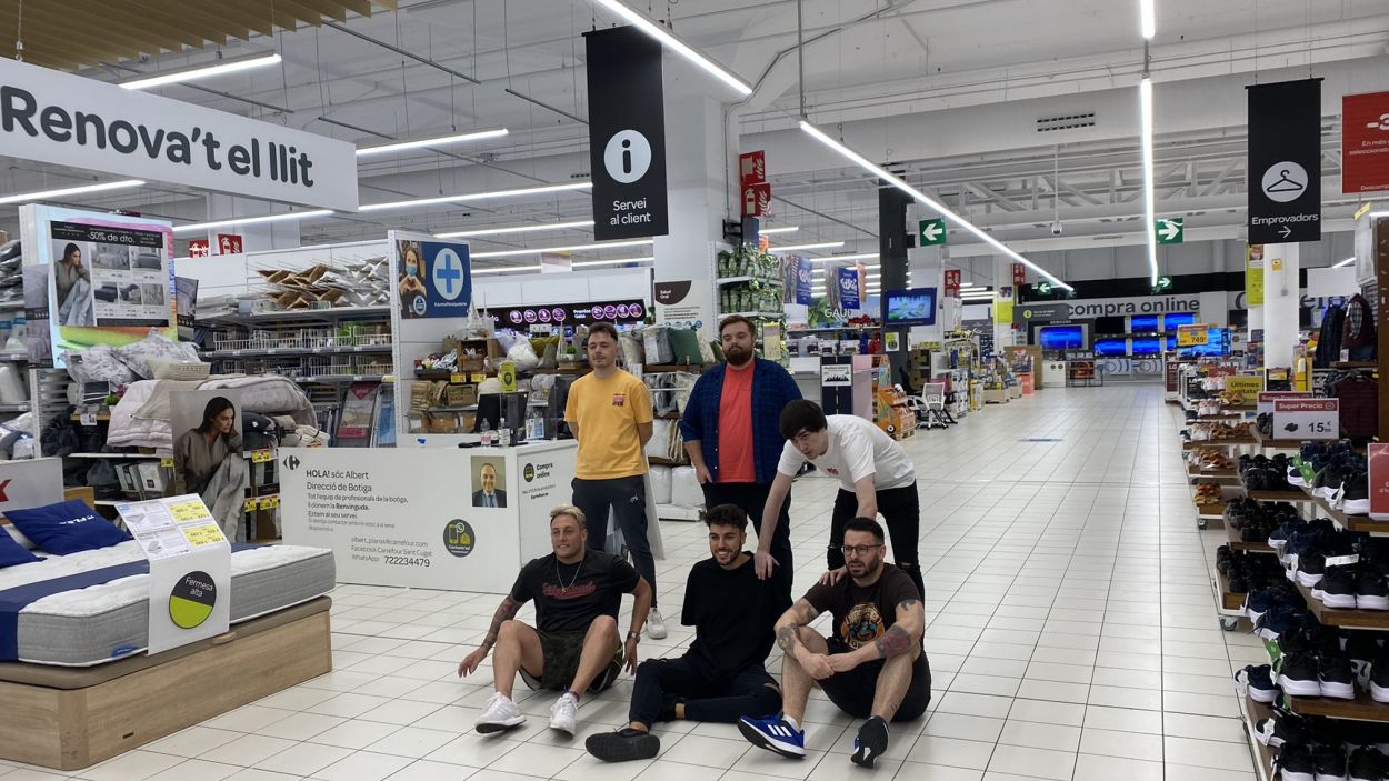 Ibai Llanos juga a fet i amagar al Carrefour de Sant Cugat