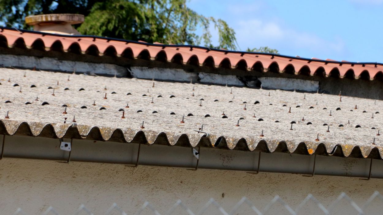 El ple acorda dur a terme diferents accions per a la retirada de l'amiant