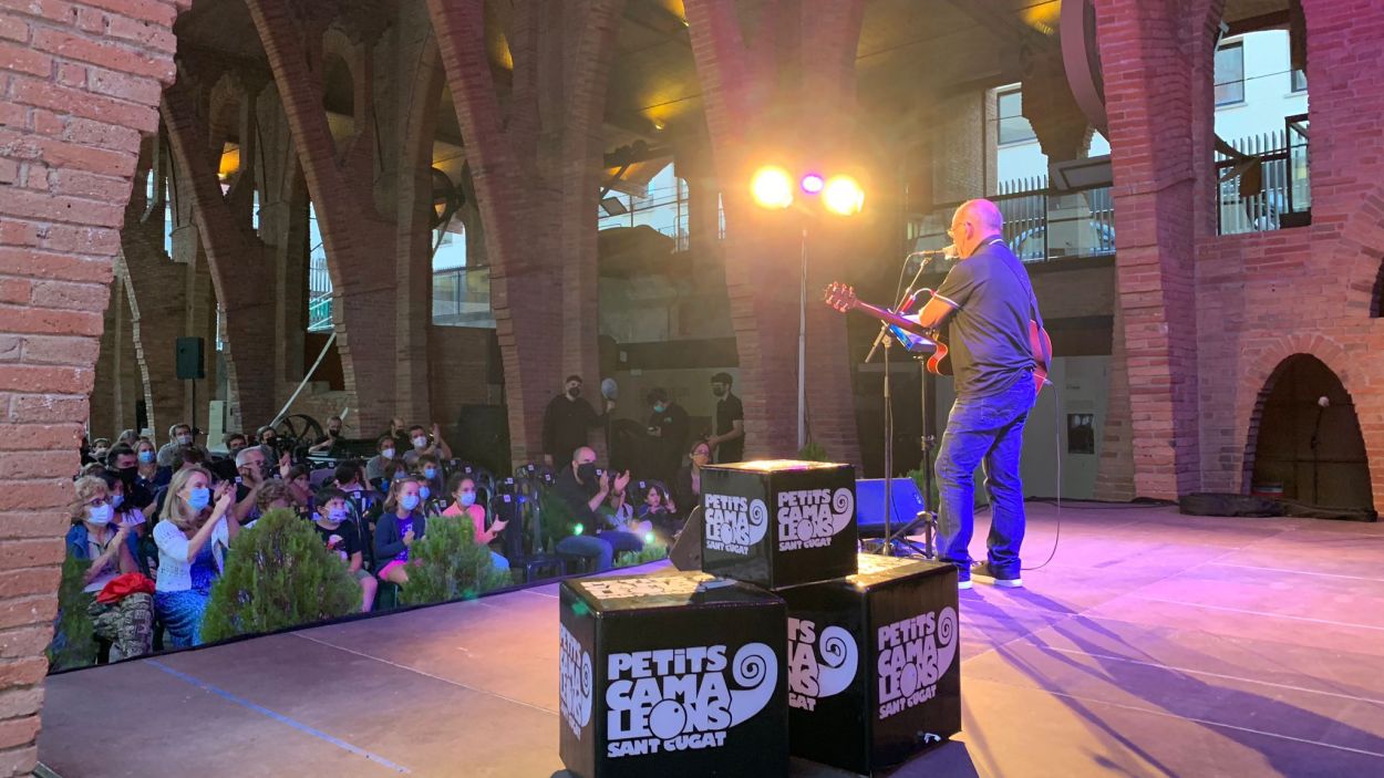 El Petits Camaleons arrenca amb un repàs dels grans èxits dels 10 anys de festival de la mà de Miquel del Roig